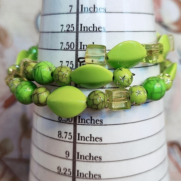 Pistachio Green Lucite Crackled Silver Atomic Beaded Cubed Memory Wire Bracelet - Picture 3 of 11